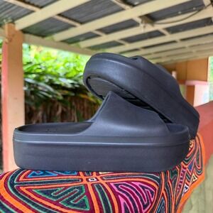 ZARA black platform slides in size 38‎ (aprox 7.5 USA womens)